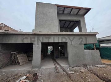 Casa · 244m² · 6 Ambientes · 2 Cocheras · Casa en Venta en Pinar del Sol V, Maipu