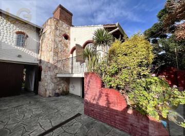 Casa · 112m² · 4 Ambientes · 2 Cocheras · Casa en 4 Ambientes en Venta en Berazategui