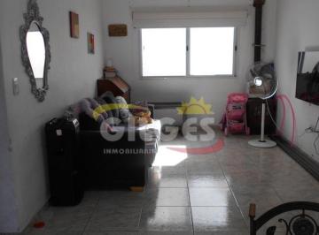 Departamento · 80m² · 3 Ambientes · 1 Cochera · Venta de PH 3 Ambientes en 2 Plantas en Ramos Mejia con Patio y Cochera Descubierta 2 Autos