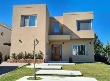 Casa · 240m² · 5 Ambientes · 1 Cochera · Casa en Las Tipas
