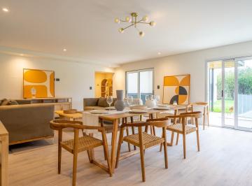 Casa · 207m² · 6 Ambientes · 1 Cochera · Casa de 3 Dorm. con Patio, Pileta y Cochera en Funes Hills