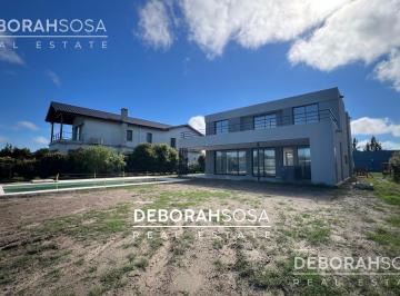 Casa · 235m² · 5 Ambientes · 4 Cocheras · Casa en Venta 5 Ambientes Al Lago en San Matias