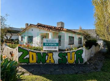 Casa · 100m² · 3 Dormitorios · 1 Cochera · Chalet con Garage en Lote Lindero