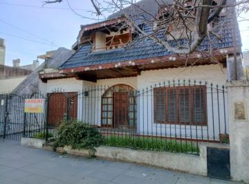 Casa · 260m² · 4 Ambientes · 1 Cochera · Casa en Esc. - Centro