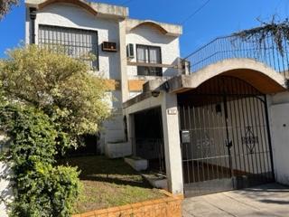 FRENTE CON COCHERA CUBIERTA · Casa con 210 m² y 3 Habitaciones en Venta en Ramos Mejía
