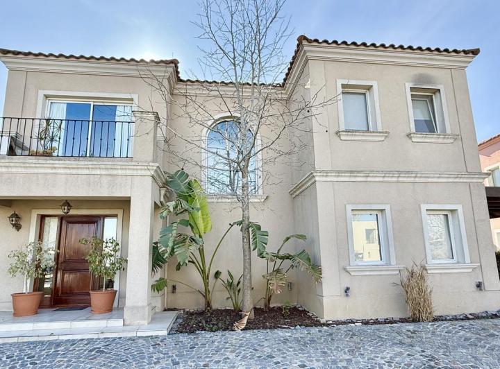 Casa · 197m² · 6 Ambientes · 2 Cocheras