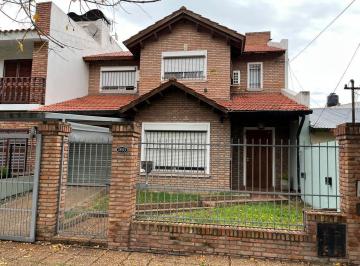 Casa · 170m² · 5 Ambientes · 2 Cocheras · Hermoso Chalet en Venta de 3 Dorm., 3 Baños, Suite, Vestidor y Jardin Parquizado en Lomas de a