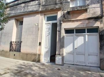 Casa · 170m² · 5 Ambientes · 1 Cochera · Casa Antigua en Venta en Excelente Ubicación y un Hermoso Patio