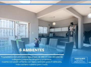 Casa · 200m² · 6 Ambientes · 1 Cochera · Casa, Lomas de Zamora, Patio, Apto Credito, Reciclada, Cocheras, 6 Ambientes, Jardin