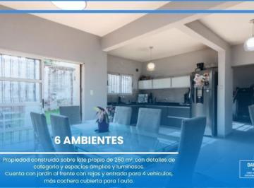 Casa · 200m² · 6 Ambientes · 1 Cochera · Casa, Lomas de Zamora, Patio, Apto Credito, Reciclada, Cocheras, 6 Ambientes, Jardin