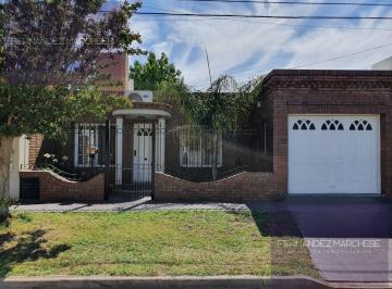 Casa · 190m² · 5 Ambientes · 1 Cochera · Casa en Centro de Lujan