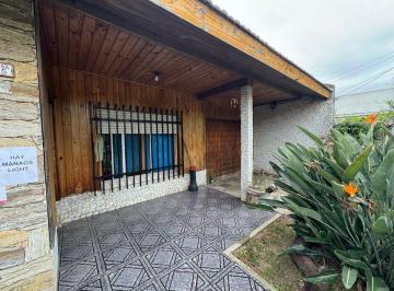 Casa · 130m² · 3 Ambientes · 2 Cocheras · Casa en Alquiler 3amb Parque Cochera Quincho