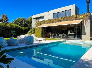 Casa · 250m² · 4 Ambientes · 2 Cocheras · Casa en Venta 4 Ambientes Las Golondrinas