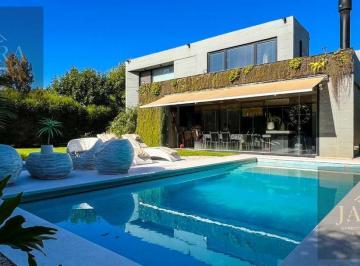 Casa · 250m² · 4 Ambientes · 2 Cocheras · Casa en Venta 4 Ambientes Las Golondrinas