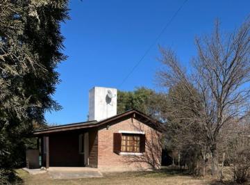 frente la casa · Oportunidad: Casa de 2 Dorm. con Amplio Jardín, Amoblada y Escritura Inmediata