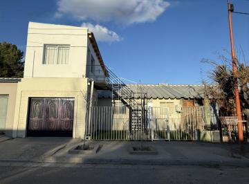 Casa · 250m² · 6 Ambientes · 1 Cochera · Venta - Casa en Barrio 200 Viviendas - C100