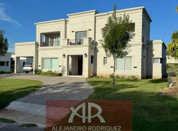 Casa · 312m² · 4 Dormitorios · 1 Cochera · Casa en 4 Dorm. B° La Concepción, Luján
