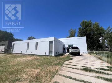 Casa · 150m² · 3 Ambientes · 2 Cocheras · Casa Alquiler Los Canales, Plottier, 2 Dorm., 2 Baños, Jardín y Entrada Para Autos