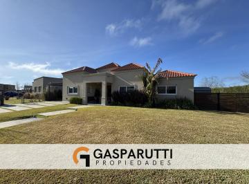 Casa · 173m² · 4 Ambientes · 4 Cocheras · Casa en Venta en Canton Golf a La Laguna