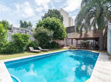 Casa · 299m² · 6 Ambientes · 3 Cocheras · Casa en Venta con Pileta San Martin Zona Residencial