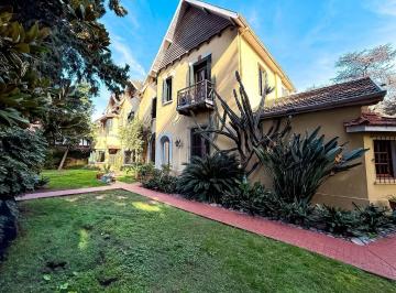 Casa · 600m² · 10 Ambientes · 3 Cocheras · Casa de 3 Plantas en Venta Sobre Lote de 1070 m², con Lindo Jardín y Pileta en La Lucila