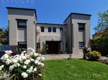 Casa · 300m² · 6 Ambientes · 2 Cocheras · Venta Casa - Estilo Moderno en Barrio La Lomada del Pilar