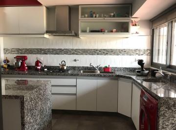 Casa de 8 ambientes, Córdoba · Real Oportunidad! Casa en V. Centenario. en Una Planta. 4d. Pileta. Impecable!