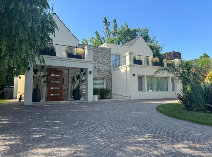 Casa · 400m² · 5 Ambientes · 2 Cocheras