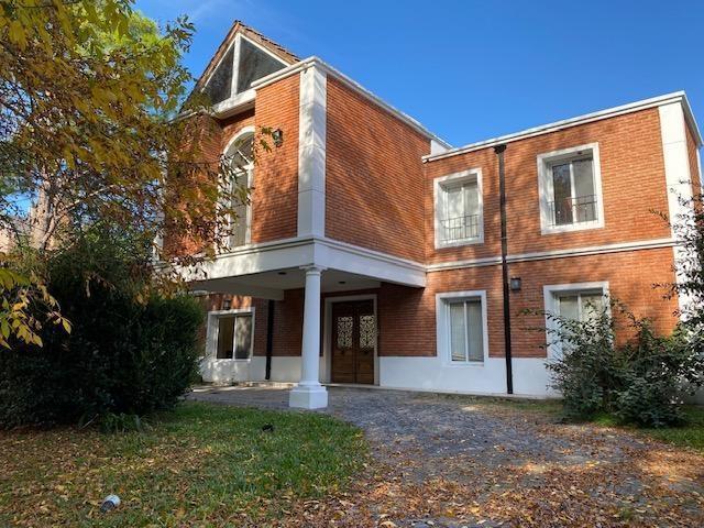 Casa · 240m² · 7 Ambientes · 1 Cochera