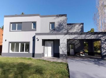 Casa · 152m² · 4 Ambientes · 2 Cocheras · Casa en Venta Ubicado en Boca Ratón, Pilar, G. B. a. Zona Norte