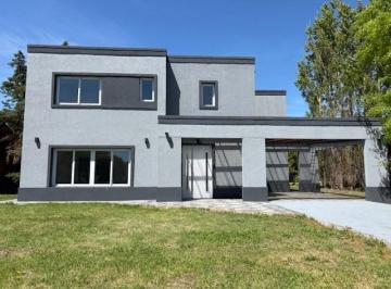 Casa · 152m² · 4 Ambientes · 2 Cocheras · Casa en Venta Ubicado en Boca Ratón, Pilar, G. B. a. Zona Norte
