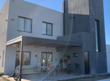 Casa · 210m² · 4 Ambientes · 2 Cocheras · Casa en Venta Ubicado en Barrio Privado El Ensueño, Escobar, G. B. a. Zona Norte