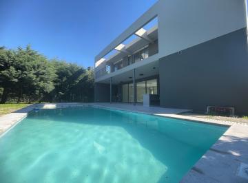 Casa · 194m² · 5 Ambientes · 2 Cocheras · Casa en Venta Ubicado en Haras Santa Maria, Escobar, G. B. a. Zona Norte