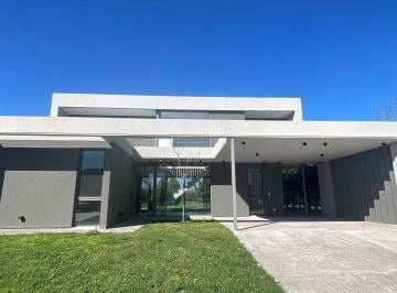 Casa · 194m² · 5 Ambientes · 2 Cocheras · Casa en Venta Ubicado en Haras Santa Maria, Escobar, G. B. a. Zona Norte