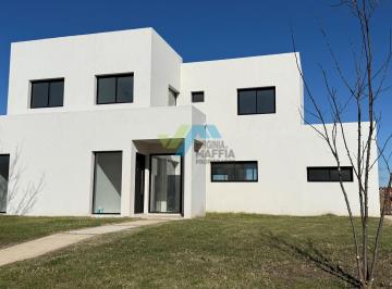 Casa · 220m² · 6 Ambientes · 2 Cocheras · Casa en Venta Ubicado en San Sebastian, Escobar, G. B. a. Zona Norte