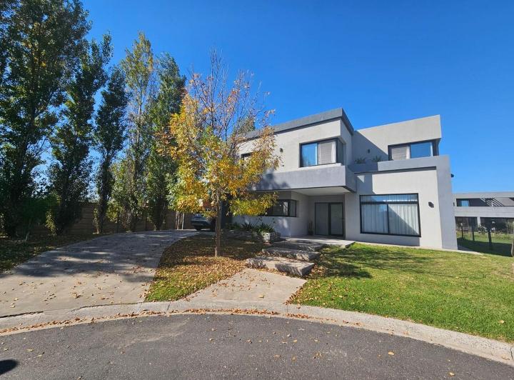 Casa · 200m² · 5 Ambientes · 2 Cocheras