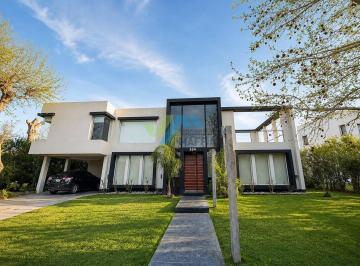 Casa · 280m² · 6 Ambientes · 3 Cocheras · Venta de Casa en Dos Plantas con Pileta en Haras Santa Maria