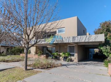 Casa · 311m² · 6 Ambientes · 2 Cocheras · Casa en Venta Ubicado en Campo Grande, Pilar, G. B. a. Zona Norte