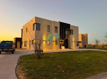 Casa · 220m² · 9 Ambientes · 2 Cocheras · Casa en Venta Ubicado en San Sebastian, Escobar, G. B. a. Zona Norte