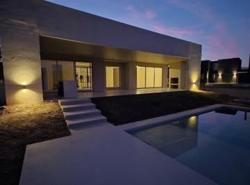 Casa · 164m² · 4 Ambientes · 2 Cocheras · Venta de Casa en Una Planta con Pileta - Naudir Aguas Privadas