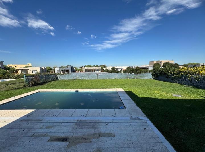 Venta de Casa en Dos Plantas con Pileta - San Ramiro Pilar del Este ...