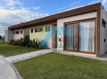 Casa · 205m² · 7 Ambientes · 2 Cocheras · Apto Credito Venta de Casa en Una Planta con Pileta - San Sebastian Area 6