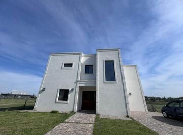 Casa · 195m² · 8 Ambientes · 2 Cocheras · Venta de Casa en Dos Plantas Construccion Tradicional - San Sebastiana
