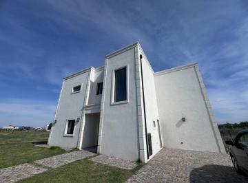 Casa · 195m² · 8 Ambientes · 2 Cocheras · Venta de Casa en Dos Plantas Construccion Tradicional - San Sebastiana