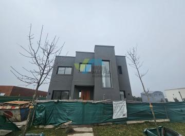 Casa · 190m² · 5 Ambientes · 2 Cocheras · Casa en Venta Ubicado en San Pablo, Pilar, G. B. a. Zona Norte