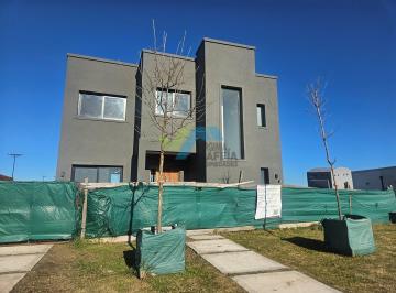 Casa · 190m² · 5 Ambientes · 2 Cocheras · Casa en Venta Ubicado en San Pablo, Pilar, G. B. a. Zona Norte