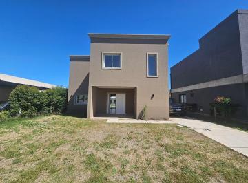 Casa · 159m² · 4 Ambientes · 3 Cocheras · Casa en Venta Ubicado en Santa Lucia, Pilar del Este, Pilar - Financiación