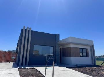 Casa · 129m² · 5 Ambientes · 2 Cocheras · Venta de Casa Moderna en Una Planta Construccion Tradicional - Santa Elisa Pilar del Este