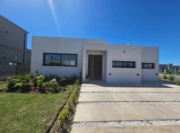 Casa · 144m² · 5 Ambientes · 2 Cocheras · Casa en Venta Ubicado en Santa Elisa, Pilar del Este