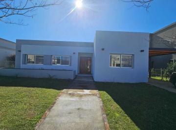 Casa · 163m² · 5 Ambientes · 2 Cocheras · Casa en Venta Ubicado en Santa Guadalupe, Pilar del Este, Pilar